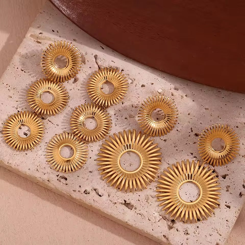 Cercei inox placaj aur 18K, 2 x floarea soarelui 15 g