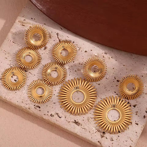 Cercei inox placaj aur 18K, 2 x floarea soarelui 15 g